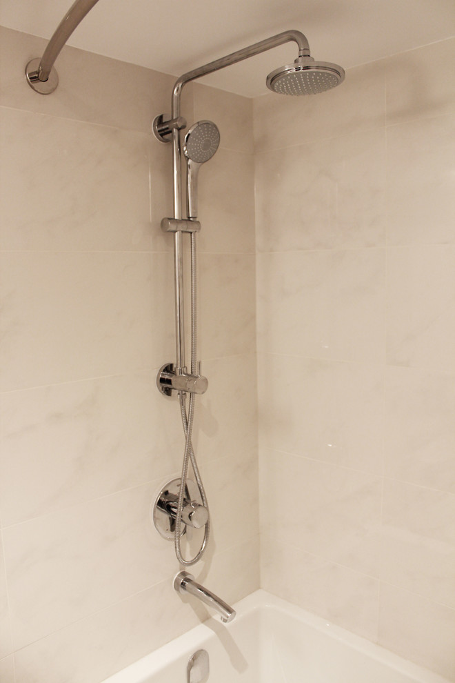 Idéer för att renovera ett litet funkis badrum med dusch, med ett undermonterad handfat, skåp i shakerstil, vita skåp, bänkskiva i kvarts, ett badkar i en alkov, en toalettstol med separat cisternkåpa, vit kakel, porslinskakel, grå väggar och klinkergolv i porslin