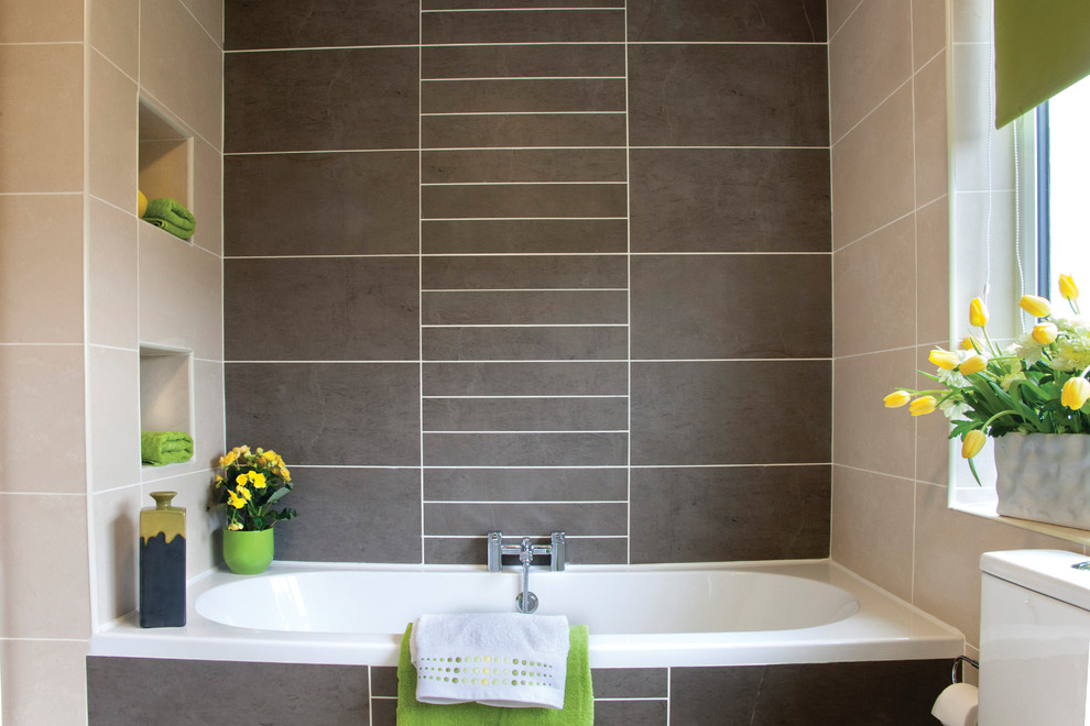 Ejemplo de cuarto de baño actual de tamaño medio con bañera encastrada, baldosas y/o azulejos beige, baldosas y/o azulejos grises y baldosas y/o azulejos de porcelana