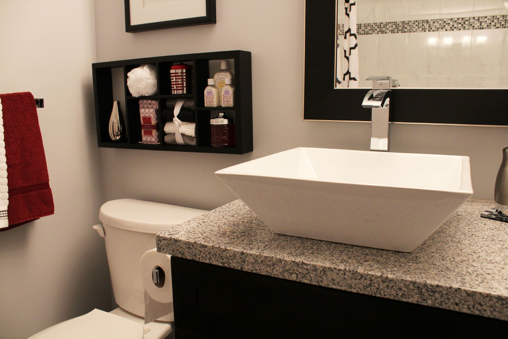Exempel på ett litet modernt badrum, med skåp i shakerstil, skåp i mörkt trä, granitbänkskiva, ett badkar i en alkov, grå kakel, keramikplattor, grå väggar och klinkergolv i keramik