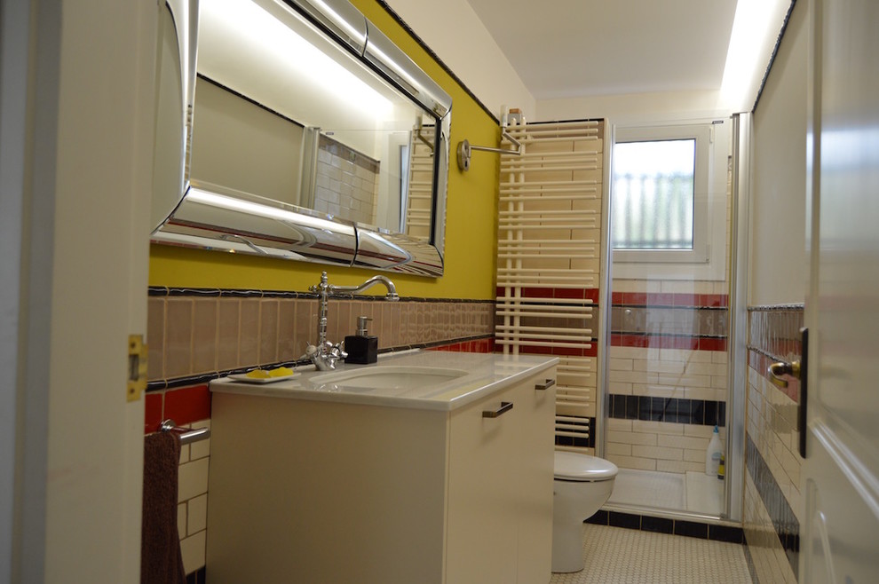 Источник вдохновения для домашнего уюта: маленькая ванная комната в стиле фьюжн с стеклянными фасадами, бежевыми фасадами, душем в нише, унитазом-моноблоком, бежевой плиткой, керамической плиткой, белыми стенами, полом из мозаичной плитки, душевой кабиной, накладной раковиной, мраморной столешницей, бежевым полом и душем с распашными дверями для на участке и в саду
