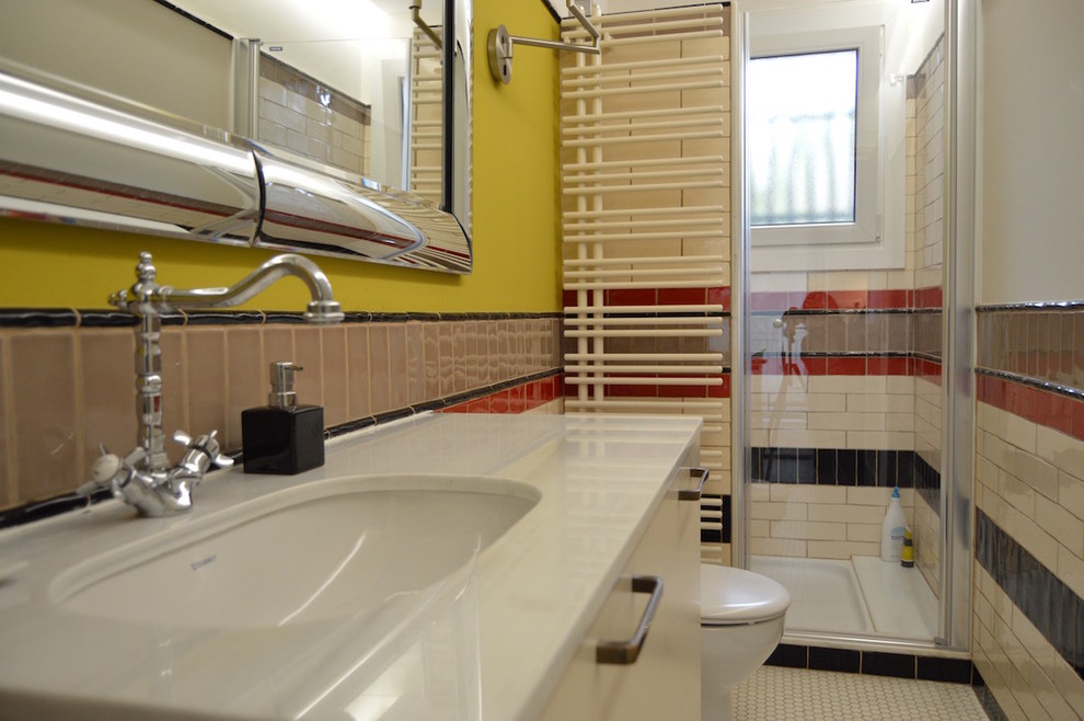Idéer för ett litet eklektiskt badrum med dusch, med luckor med glaspanel, beige skåp, en dusch i en alkov, en toalettstol med hel cisternkåpa, svart kakel, keramikplattor, vita väggar, mosaikgolv, ett nedsänkt handfat, marmorbänkskiva, beiget golv och dusch med gångjärnsdörr
