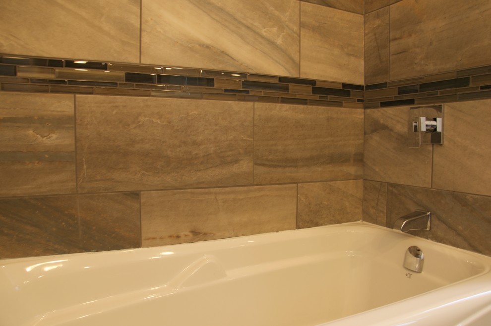 Cette photo montre une salle de bain chic avec une baignoire en alcôve et un combiné douche/baignoire.