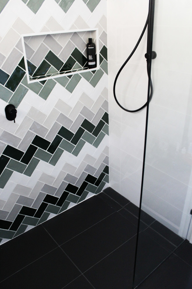 Idéer för ett litet modernt vit badrum med dusch, med öppna hyllor, svarta skåp, en öppen dusch, flerfärgad kakel, tunnelbanekakel, flerfärgade väggar, klinkergolv i porslin, ett piedestal handfat, bänkskiva i akrylsten, svart golv och med dusch som är öppen