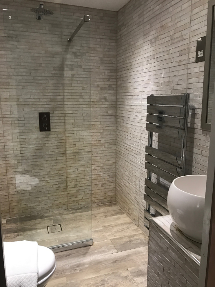 Источник вдохновения для домашнего уюта: серо-белая ванная комната среднего размера в современном стиле с серыми фасадами, открытым душем, серой плиткой, цементной плиткой, серыми стенами, полом из известняка, душевой кабиной, настольной раковиной, столешницей из плитки, серым полом, открытым душем, серой столешницей, тумбой под одну раковину и встроенной тумбой