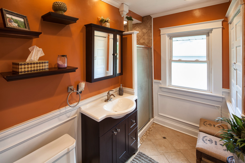 Idée de décoration pour une petite douche en alcôve design avec des portes de placard noires, WC à poser, un carrelage beige, des carreaux de céramique, un mur orange et un sol en carrelage de céramique.
