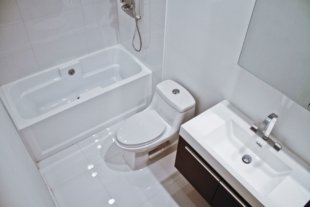Пример оригинального дизайна: детская ванная комната среднего размера в стиле модернизм с темными деревянными фасадами, унитазом-моноблоком, белой плиткой и стеклянной плиткой