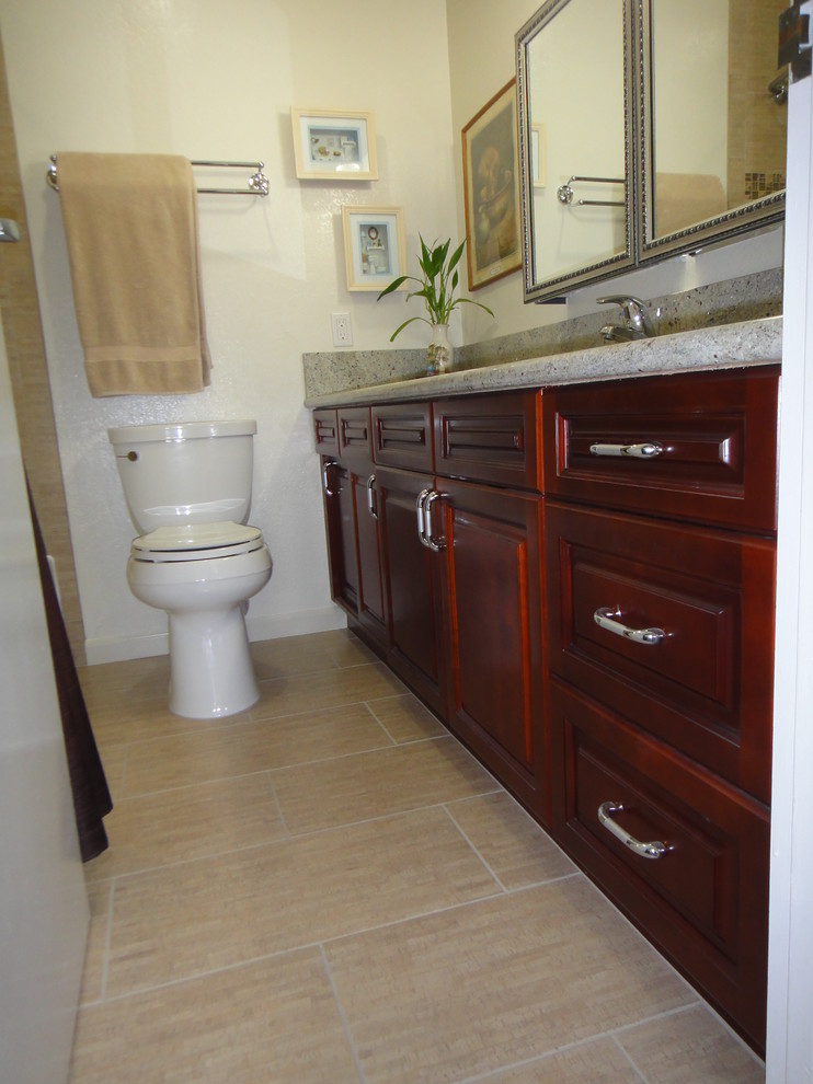Inspiration för ett litet funkis badrum, med luckor med upphöjd panel, skåp i mörkt trä, ett fristående badkar, en dusch/badkar-kombination, beige kakel, porslinskakel, klinkergolv i porslin och granitbänkskiva