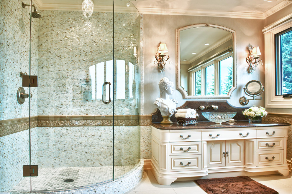 Свежая идея для дизайна: ванная комната в викторианском стиле с плиткой мозаикой и настольной раковиной - отличное фото интерьера