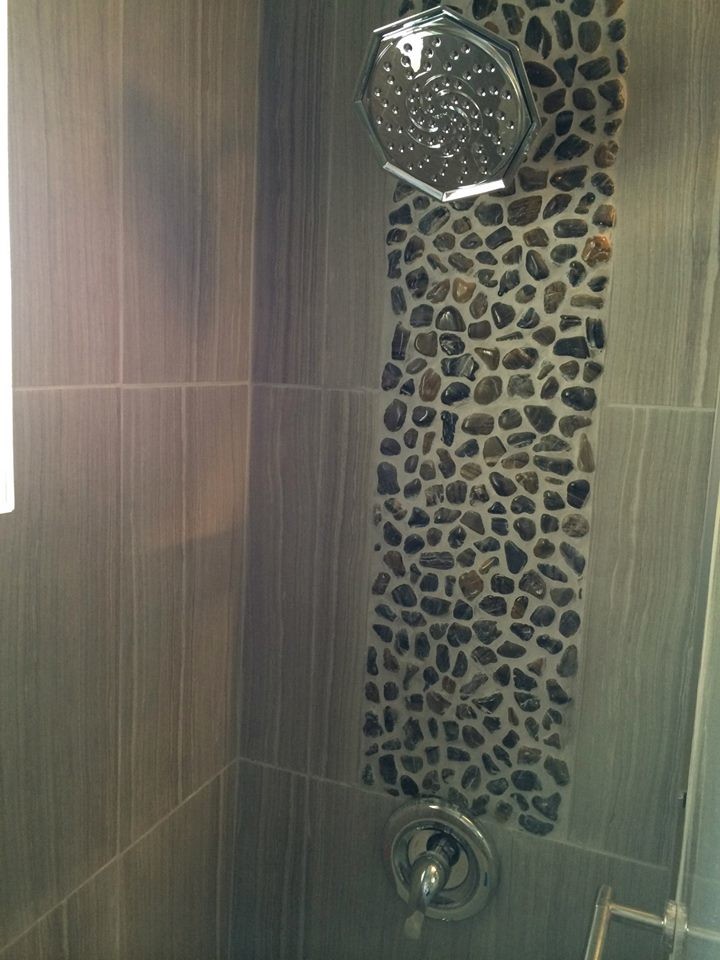 Foto på ett litet maritimt en-suite badrum, med en dusch/badkar-kombination, grå kakel, kakel i småsten och klinkergolv i porslin