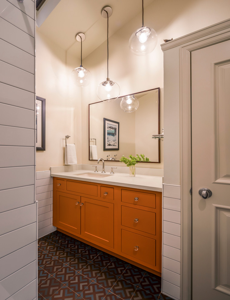 Exemple d'une salle de bain tendance pour enfant avec des portes de placard oranges.