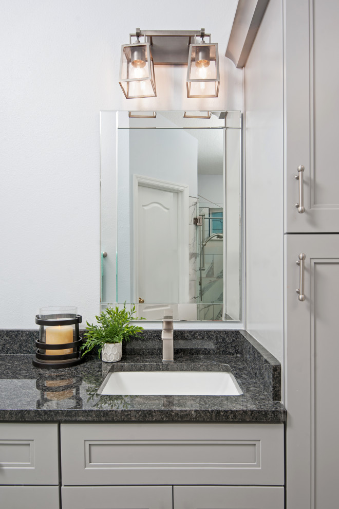 Стильный дизайн: главная ванная комната среднего размера в современном стиле с фасадами с утопленной филенкой, оранжевыми фасадами, накладной ванной, открытым душем, раздельным унитазом, белой плиткой, керамогранитной плиткой, серыми стенами, полом из керамической плитки, врезной раковиной, столешницей из гранита, серым полом, душем с распашными дверями и черной столешницей - последний тренд