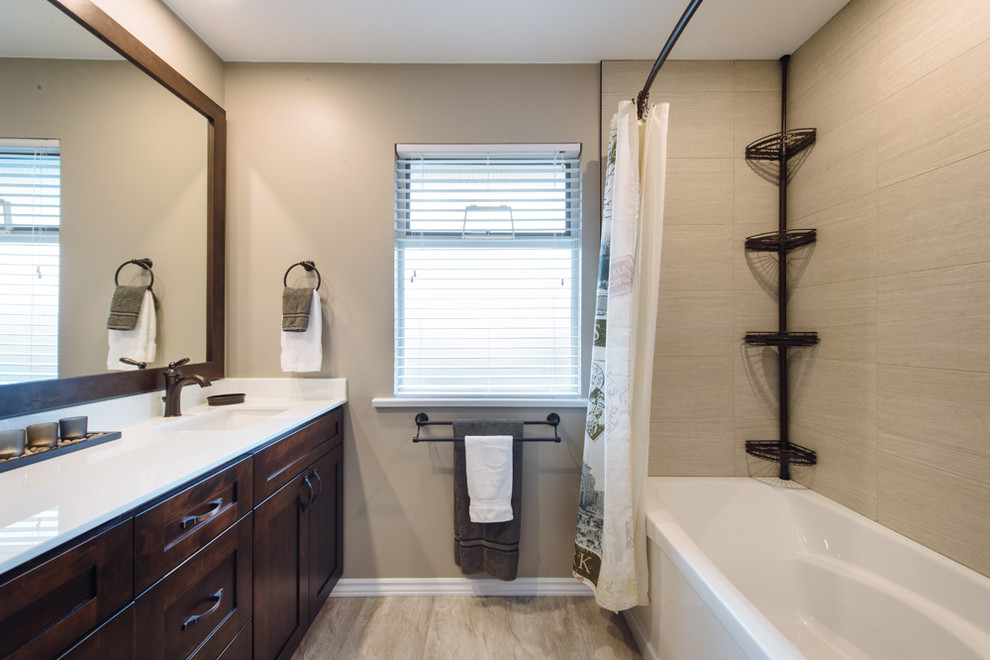 Foto di una stanza da bagno rustica con ante marroni e pareti beige