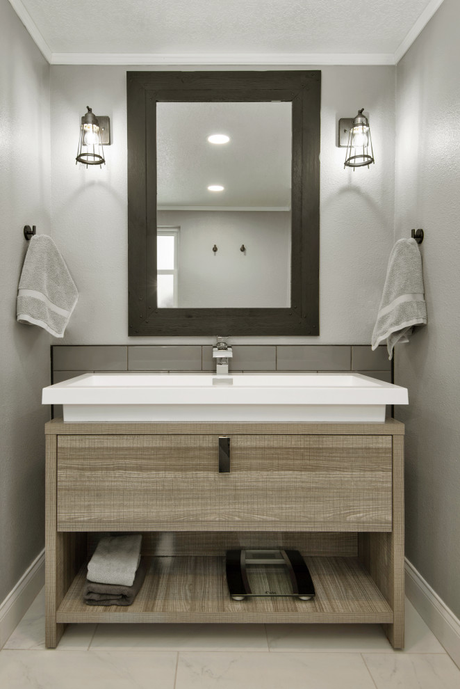 Идея дизайна: главная ванная комната среднего размера в современном стиле с плоскими фасадами, светлыми деревянными фасадами, угловым душем, унитазом-моноблоком, серой плиткой, плиткой кабанчик, серыми стенами, полом из керамогранита, настольной раковиной, столешницей из талькохлорита, белым полом, душем с распашными дверями, белой столешницей, нишей, тумбой под одну раковину и напольной тумбой