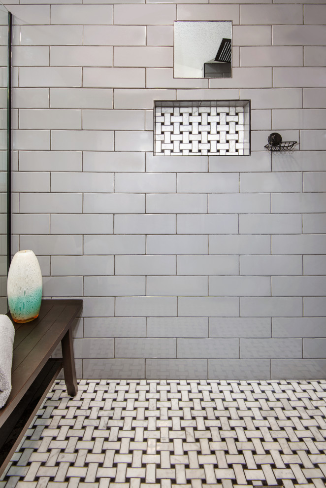 Стильный дизайн: главная ванная комната среднего размера в современном стиле с плоскими фасадами, светлыми деревянными фасадами, угловым душем, унитазом-моноблоком, серой плиткой, плиткой кабанчик, серыми стенами, полом из керамогранита, настольной раковиной, столешницей из талькохлорита, белым полом, душем с распашными дверями, белой столешницей, нишей, тумбой под одну раковину и напольной тумбой - последний тренд