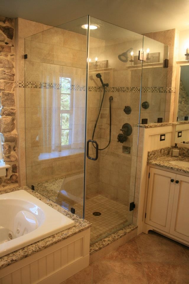 Réalisation d'une grande salle de bain principale champêtre avec un placard à porte shaker, des portes de placard blanches, une baignoire d'angle, une douche d'angle, WC séparés, un mur beige, tomettes au sol, un lavabo encastré et un plan de toilette en granite.