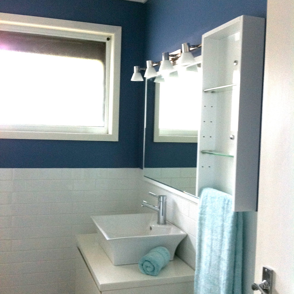 Modelo de cuarto de baño contemporáneo pequeño con bañera encastrada, combinación de ducha y bañera, sanitario de una pieza, baldosas y/o azulejos blancos, baldosas y/o azulejos de porcelana, paredes azules, suelo de baldosas de cerámica y aseo y ducha