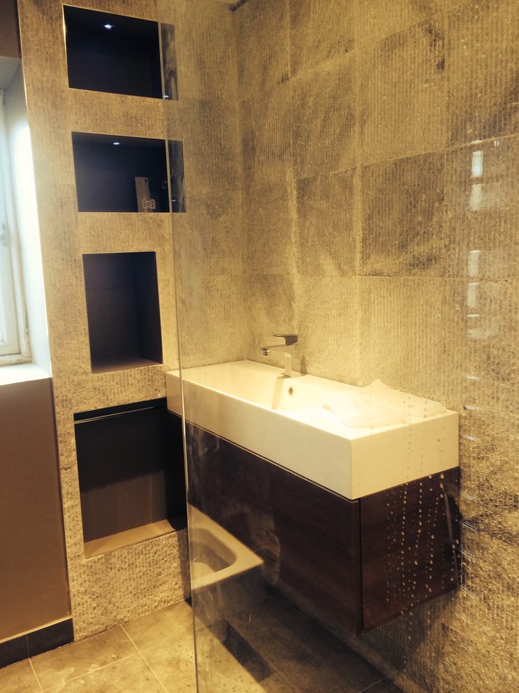 Inspiration för ett mellanstort funkis en-suite badrum, med ett väggmonterat handfat, luckor med profilerade fronter, marmorbänkskiva, en öppen dusch, en vägghängd toalettstol, grå kakel, porslinskakel, grå väggar och klinkergolv i porslin