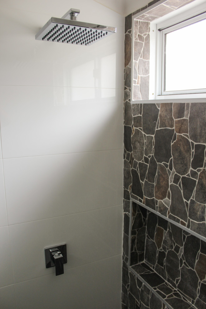 Cette photo montre une petite salle d'eau tendance avec un placard sans porte, une douche ouverte, WC à poser, un carrelage gris, des carreaux de porcelaine, un mur blanc, un sol en carrelage de porcelaine, une vasque et un plan de toilette en quartz modifié.