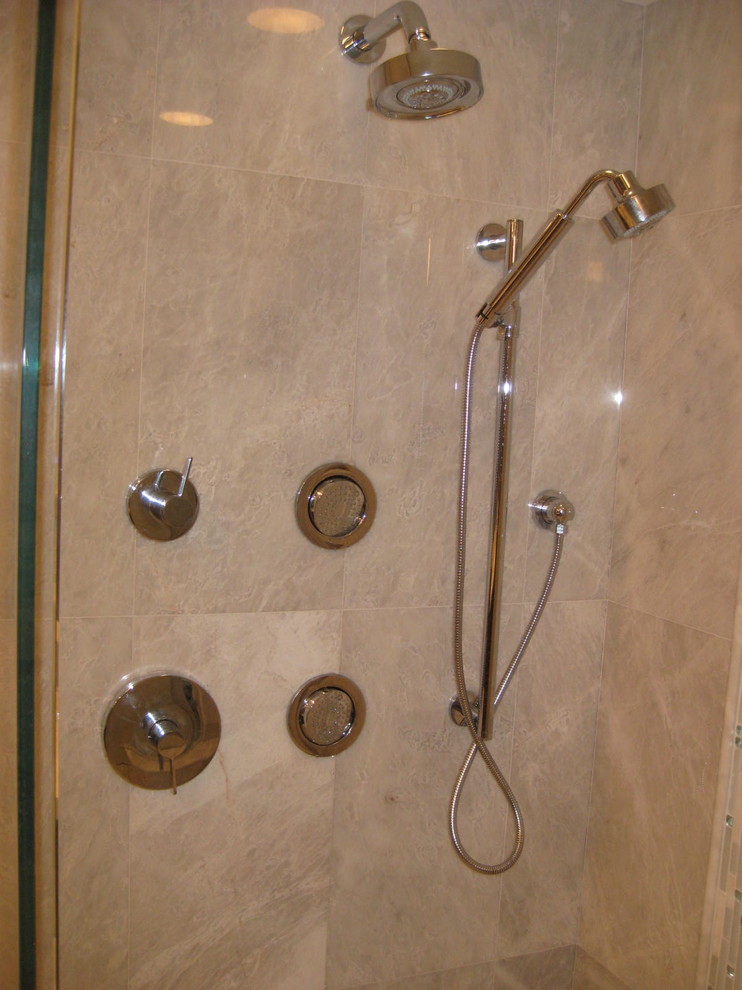 Esempio di una stanza da bagno chic con consolle stile comò, ante marroni, top in vetro e doccia a filo pavimento