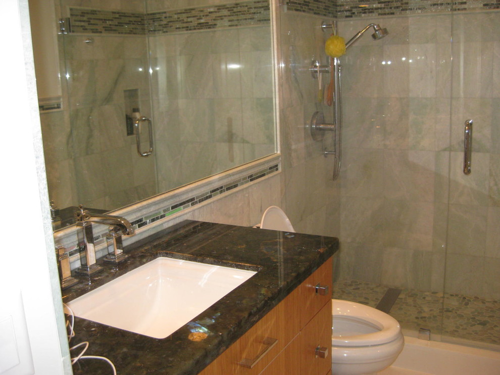 Exempel på ett klassiskt badrum, med flerfärgad kakel