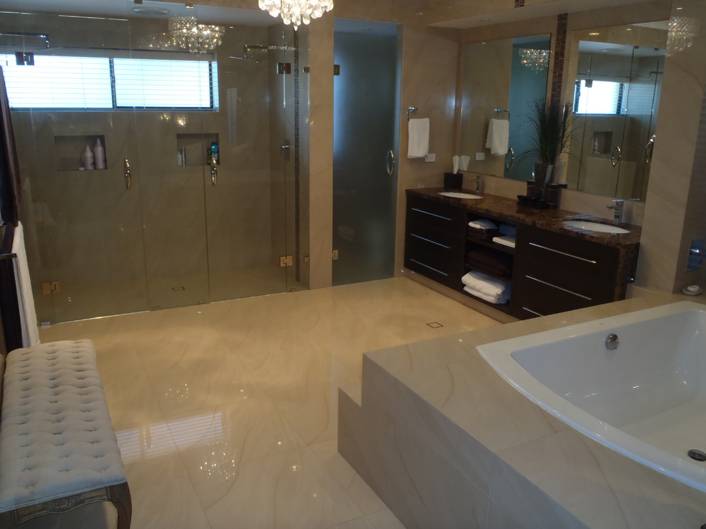Cette photo montre une grande salle de bain principale tendance avec une douche double, un carrelage beige, des carreaux de porcelaine, un mur beige et un sol en carrelage de porcelaine.
