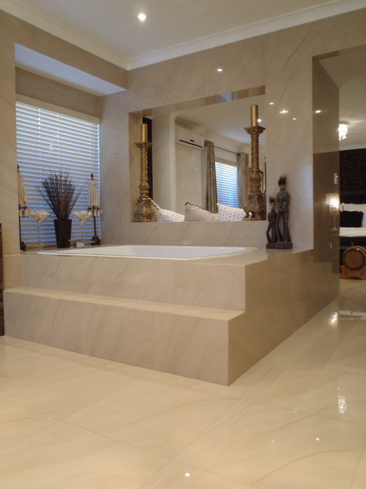 Aménagement d'une grande salle de bain principale classique avec une douche double, un carrelage beige, des carreaux de porcelaine, un mur beige et un sol en carrelage de porcelaine.
