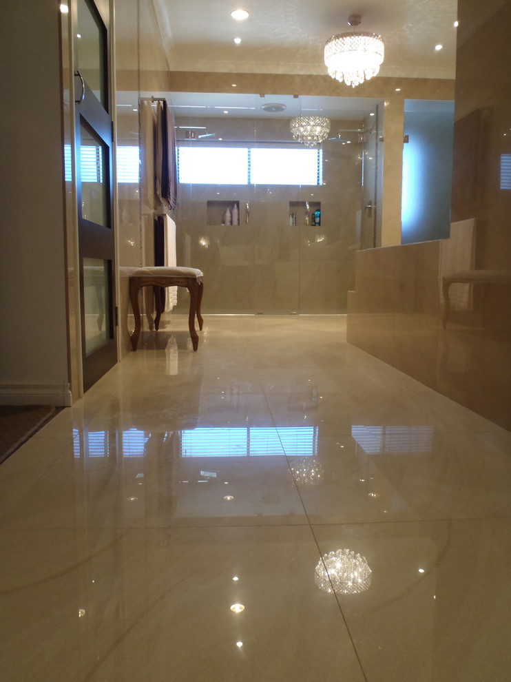 Источник вдохновения для домашнего уюта: большая главная ванная комната в стиле неоклассика (современная классика) с двойным душем, бежевой плиткой, керамогранитной плиткой, бежевыми стенами и полом из керамогранита