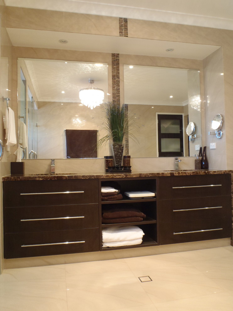 Foto di una grande stanza da bagno padronale tradizionale con doccia doppia, piastrelle beige, piastrelle in gres porcellanato, pareti beige e pavimento in gres porcellanato