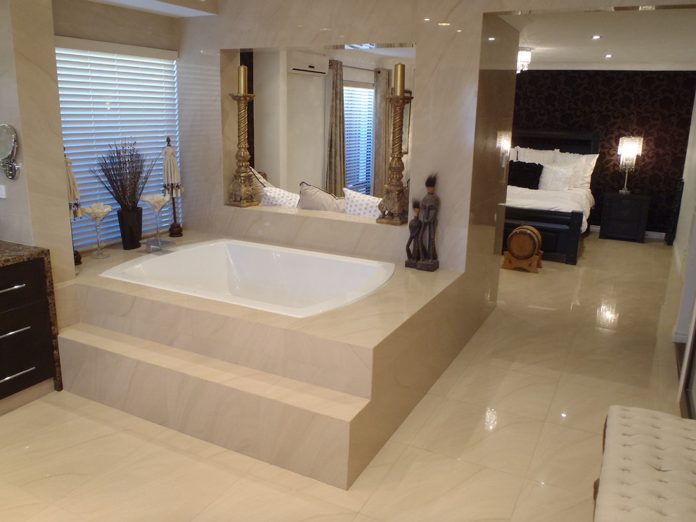 Ejemplo de cuarto de baño principal tradicional renovado grande con ducha doble, baldosas y/o azulejos beige, baldosas y/o azulejos de porcelana, paredes beige y suelo de baldosas de porcelana