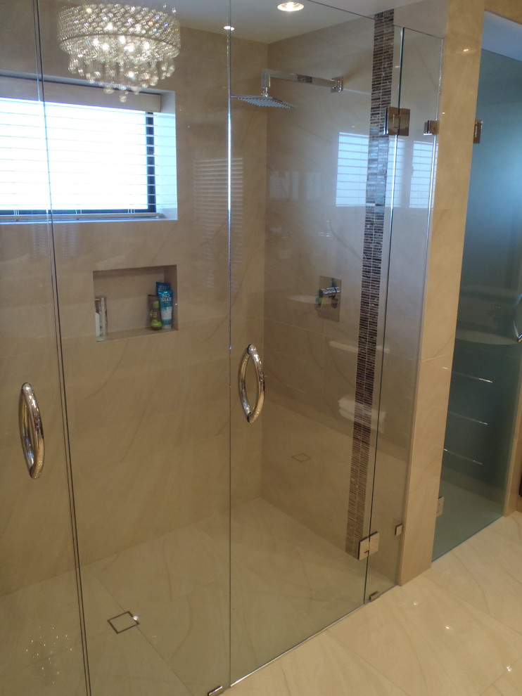 На фото: большая главная ванная комната в стиле неоклассика (современная классика) с двойным душем, бежевой плиткой, керамогранитной плиткой, бежевыми стенами и полом из керамогранита