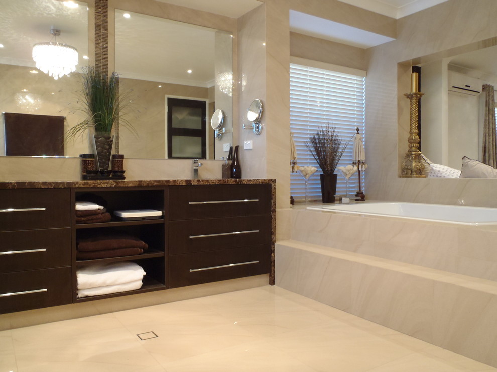 Ispirazione per una grande stanza da bagno padronale tradizionale con doccia doppia, piastrelle beige, piastrelle in gres porcellanato, pareti beige e pavimento in gres porcellanato