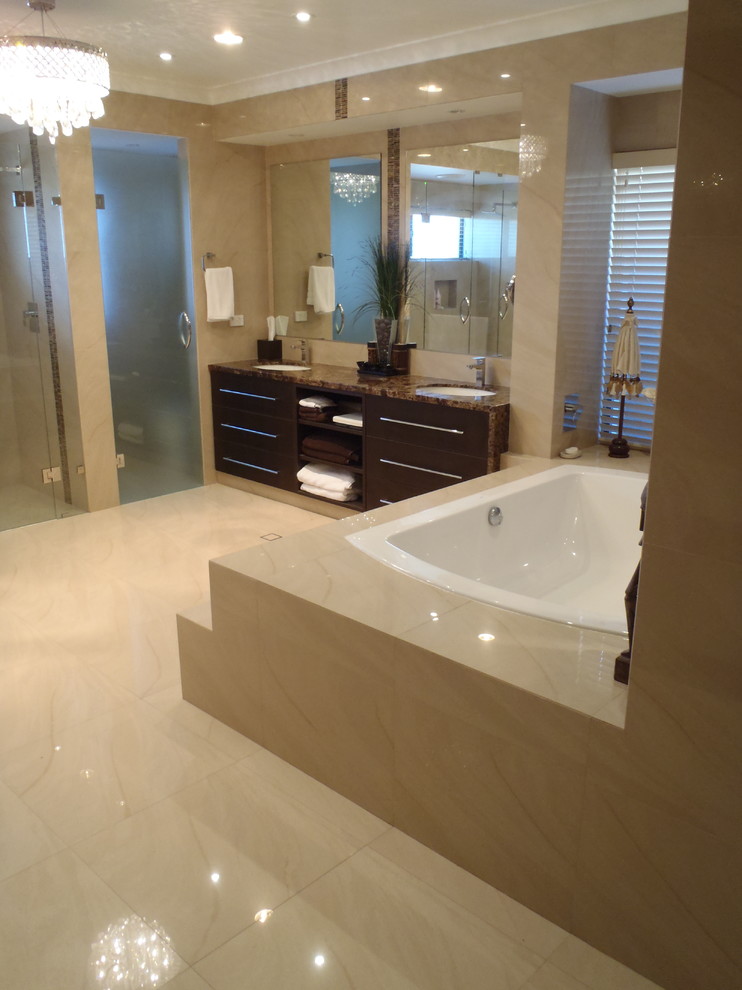 Modelo de cuarto de baño principal tradicional renovado grande con ducha doble, baldosas y/o azulejos beige, baldosas y/o azulejos de porcelana, paredes beige y suelo de baldosas de porcelana