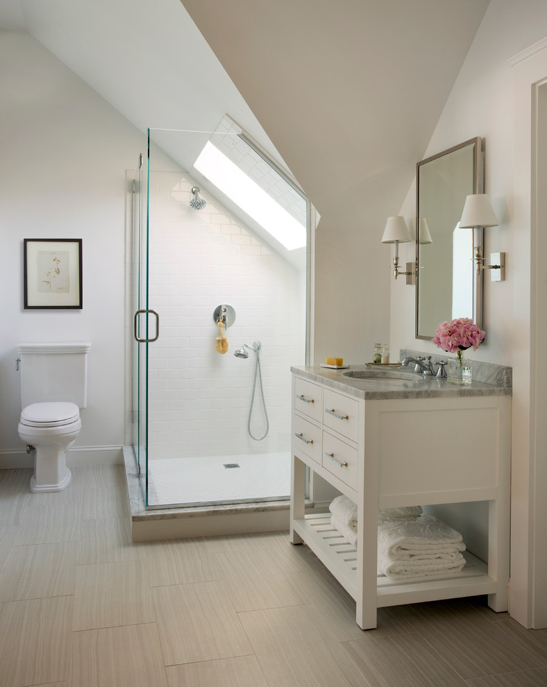 Idéer för att renovera ett mellanstort vintage en-suite badrum, med släta luckor, vita skåp, en dubbeldusch, en toalettstol med separat cisternkåpa, cementkakel, vita väggar, ett undermonterad handfat och marmorbänkskiva