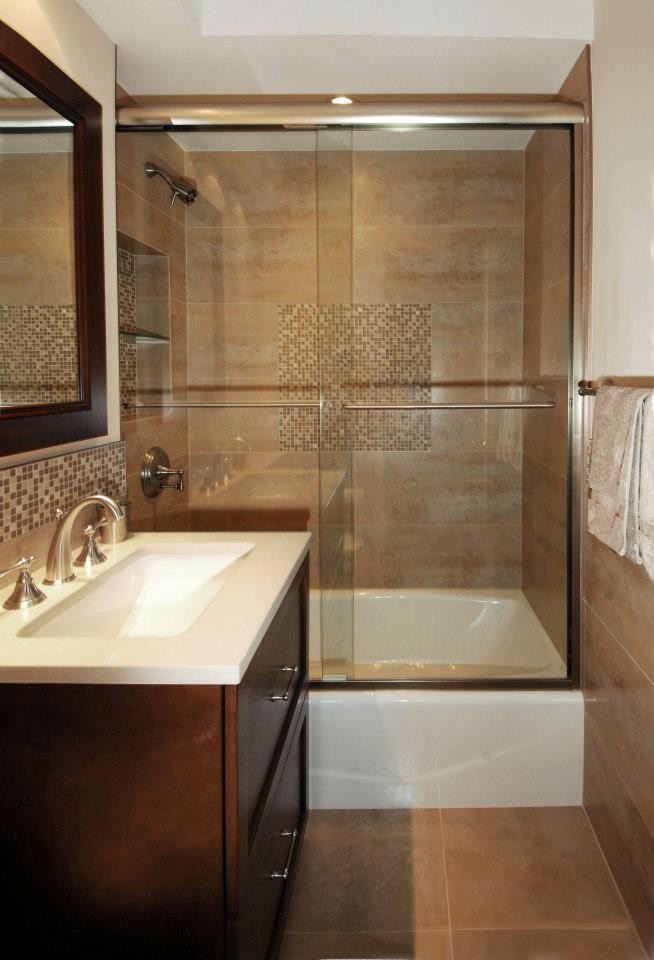 На фото: ванная комната среднего размера в классическом стиле с белыми стенами, бежевым полом, душем с раздвижными дверями, плоскими фасадами, коричневыми фасадами, полновстраиваемой ванной, душем над ванной, унитазом-моноблоком, коричневой плиткой, керамической плиткой, полом из керамической плитки, душевой кабиной, накладной раковиной, столешницей из искусственного кварца и белой столешницей с