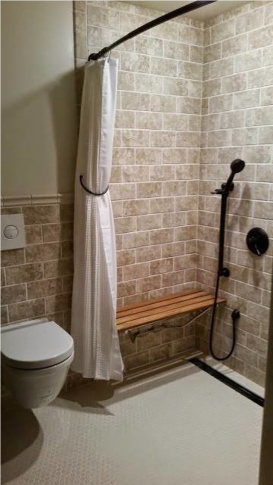 Modelo de cuarto de baño tradicional renovado pequeño con baldosas y/o azulejos beige, ducha a ras de suelo, sanitario de pared, baldosas y/o azulejos de piedra, paredes beige, suelo de bambú, aseo y ducha, suelo beige y ducha con cortina
