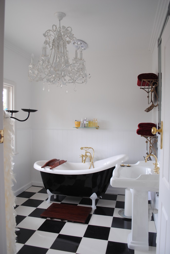 Esempio di una stanza da bagno classica con lavabo a colonna, vasca con piedi a zampa di leone e pareti bianche