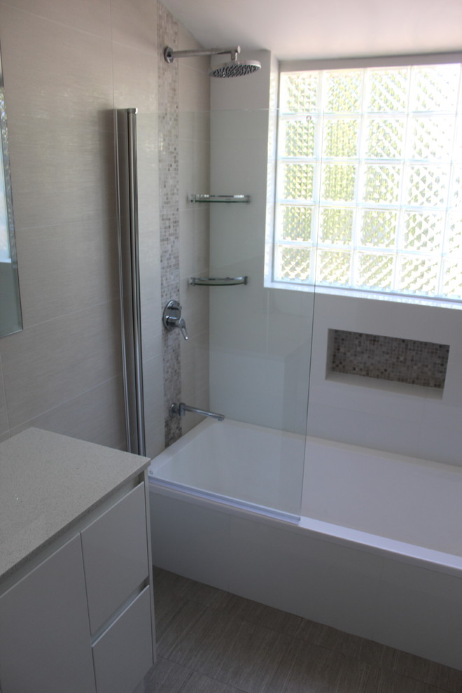 Inspiration för stora moderna en-suite badrum, med öppna hyllor, vita skåp, ett platsbyggt badkar, en dusch/badkar-kombination, vit kakel, keramikplattor, vita väggar, klinkergolv i porslin, ett fristående handfat, bänkskiva i kvarts, grått golv och dusch med gångjärnsdörr