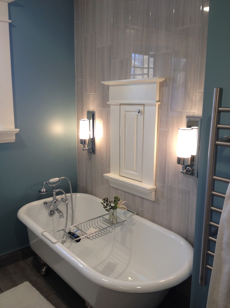 Ejemplo de cuarto de baño clásico renovado pequeño con bañera con patas, baldosas y/o azulejos de porcelana, paredes azules y suelo de baldosas de porcelana