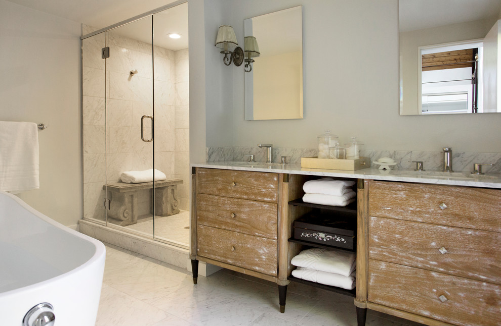 Inspiration pour une salle de bain principale chalet en bois brun de taille moyenne avec un placard en trompe-l'oeil, un plan de toilette en marbre, une baignoire indépendante, un carrelage gris, un carrelage de pierre, un mur gris et un sol en marbre.