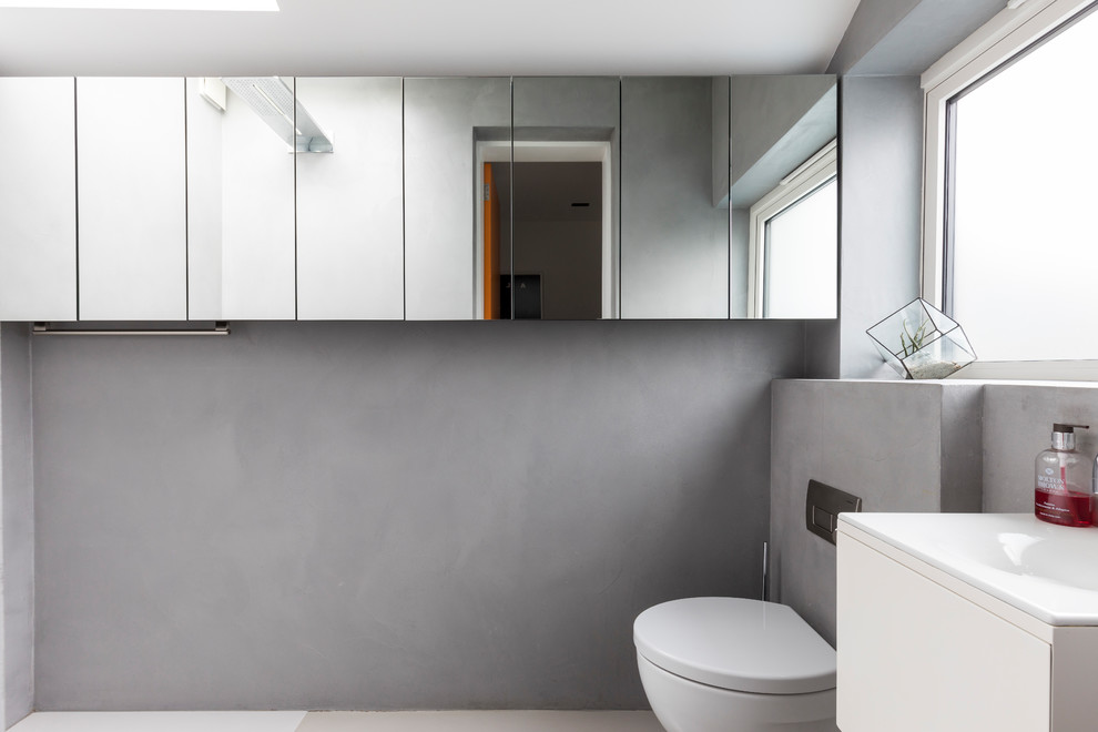 Foto de cuarto de baño infantil minimalista de tamaño medio con armarios con paneles con relieve, ducha abierta, sanitario de una pieza, paredes grises, lavabo encastrado y ducha abierta