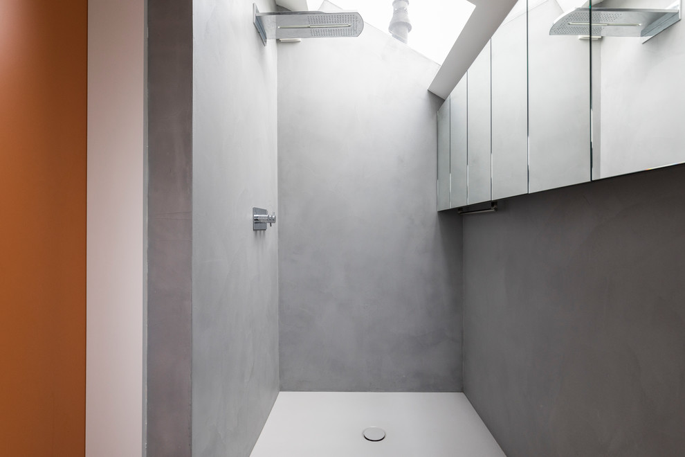 Источник вдохновения для домашнего уюта: детская ванная комната среднего размера в стиле модернизм с фасадами с выступающей филенкой, открытым душем, унитазом-моноблоком, серыми стенами, накладной раковиной, открытым душем, отдельно стоящей ванной, серой плиткой, плиткой из известняка, бетонным полом и серым полом