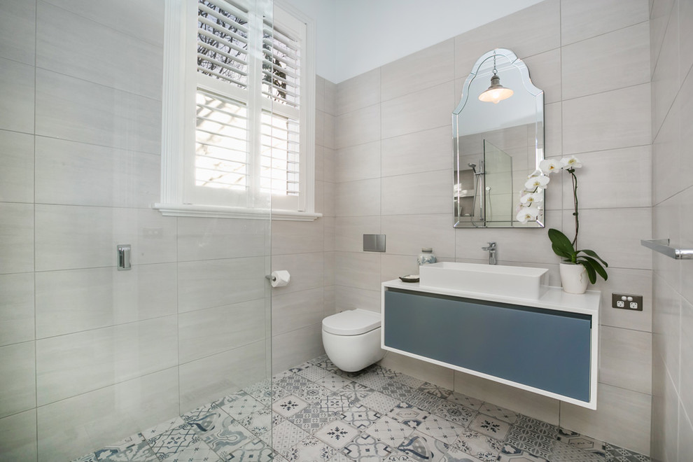 Idee per una stanza da bagno minimal con WC monopezzo, pareti bianche, pavimento in gres porcellanato, lavabo a bacinella e top in quarzo composito