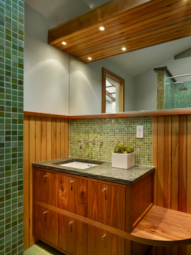 На фото: большая ванная комната в современном стиле с фасадами с утопленной филенкой, темными деревянными фасадами, ванной в нише, душем в нише, зеленой плиткой, плиткой мозаикой, серыми стенами, полом из керамогранита, врезной раковиной, столешницей из известняка, зеленым полом, шторкой для ванной и серой столешницей