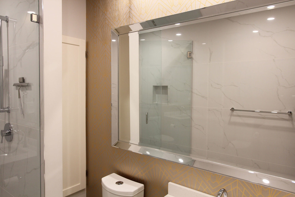 Exempel på ett litet modernt badrum med dusch, med vita skåp, en dusch i en alkov, en toalettstol med separat cisternkåpa, vit kakel, porslinskakel, vita väggar, klinkergolv i porslin, ett undermonterad handfat, bänkskiva i kvarts, vitt golv och dusch med gångjärnsdörr