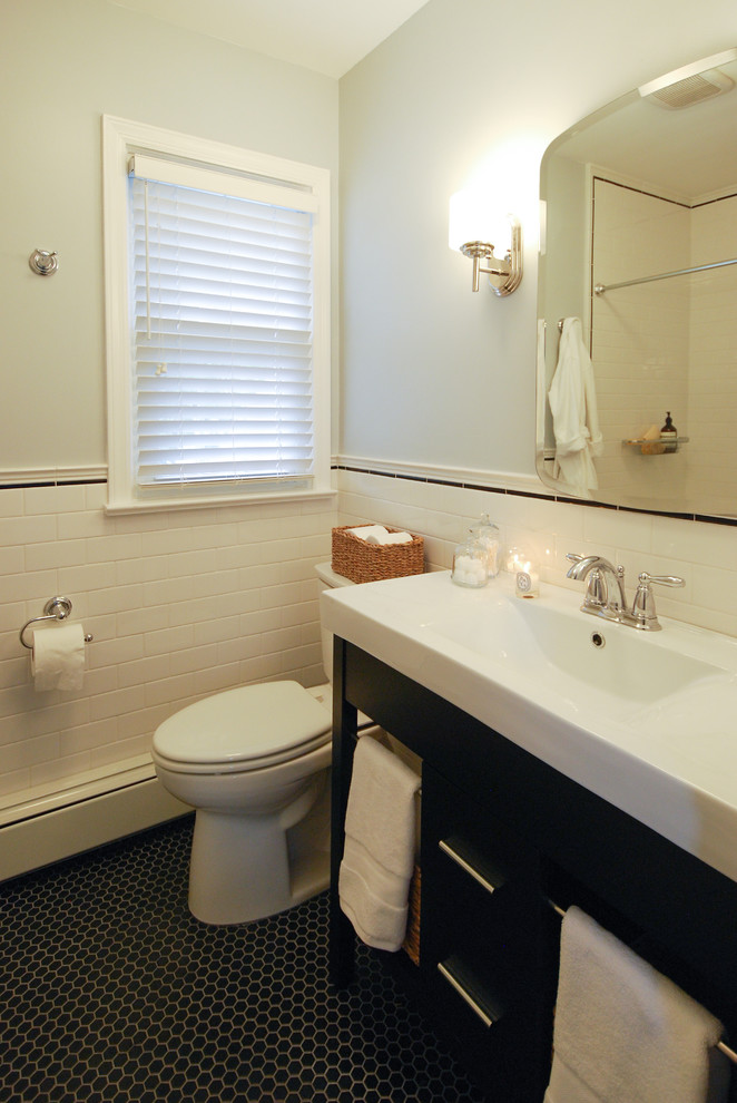 Foto på ett mellanstort vintage badrum med dusch, med öppna hyllor, svarta skåp, en dusch/badkar-kombination, en toalettstol med hel cisternkåpa, svart kakel, svart och vit kakel, vit kakel, tunnelbanekakel, grå väggar, klinkergolv i keramik, ett integrerad handfat, ett badkar i en alkov, bänkskiva i kvarts, svart golv och dusch med duschdraperi