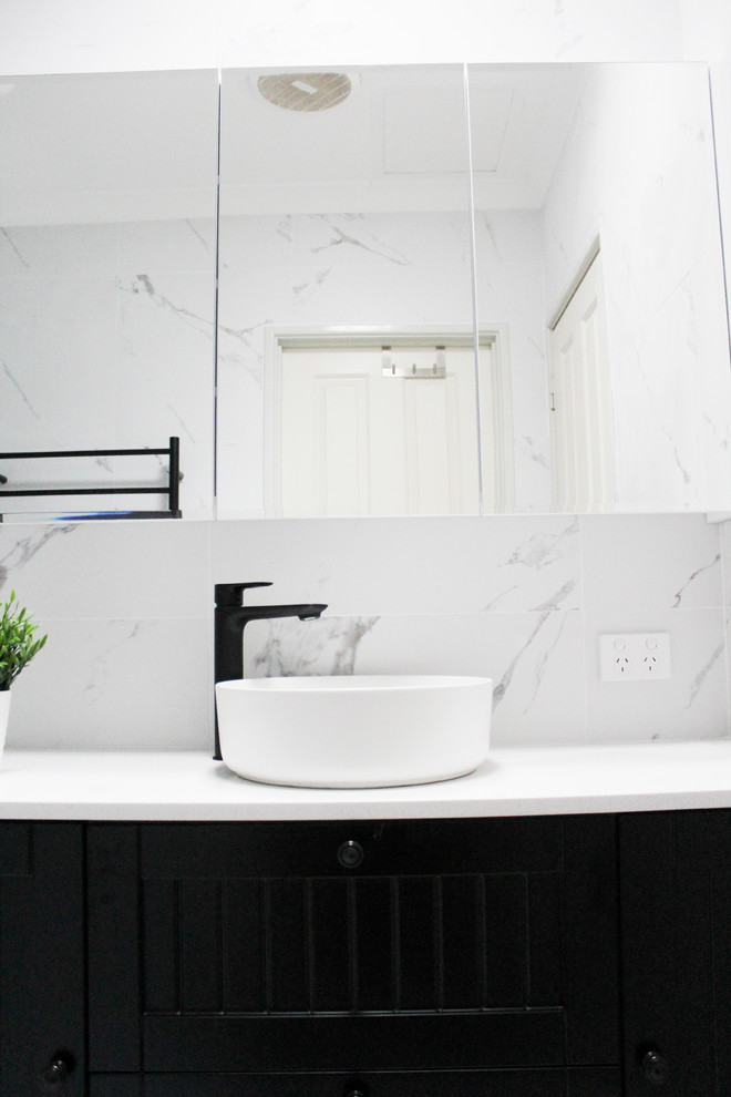 Пример оригинального дизайна: детская ванная комната среднего размера в стиле модернизм с фасадами в стиле шейкер, серыми фасадами, накладной ванной, душем над ванной, унитазом-моноблоком, белой плиткой, керамогранитной плиткой, белыми стенами, полом из керамогранита, настольной раковиной, столешницей из искусственного кварца, белым полом, душем с распашными дверями и белой столешницей