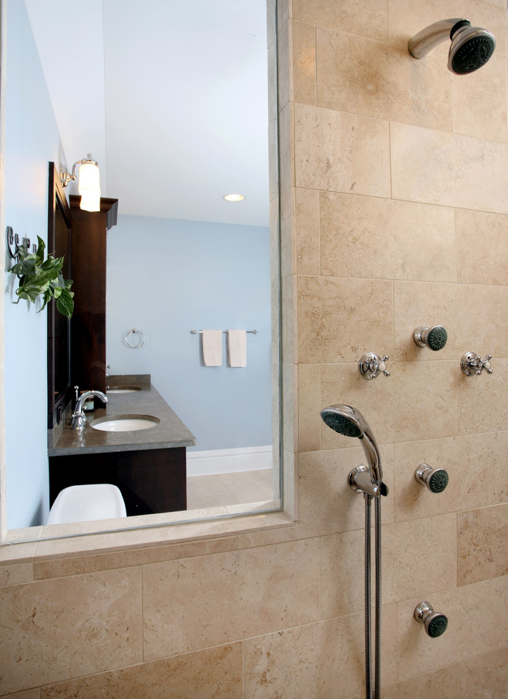 シカゴにある高級な広いトラディショナルスタイルのおしゃれなマスターバスルーム (アンダーカウンター洗面器、濃色木目調キャビネット、コーナー設置型シャワー、ベージュのタイル、青い壁) の写真