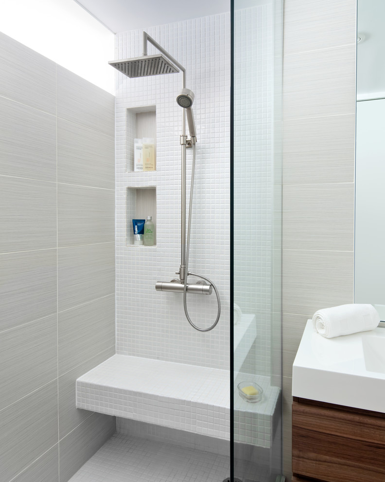 Modernes Badezimmer mit integriertem Waschbecken, hellbraunen Holzschränken, Laminat-Waschtisch, offener Dusche, Wandtoilette mit Spülkasten, Porzellanfliesen und weißen Fliesen in Toronto
