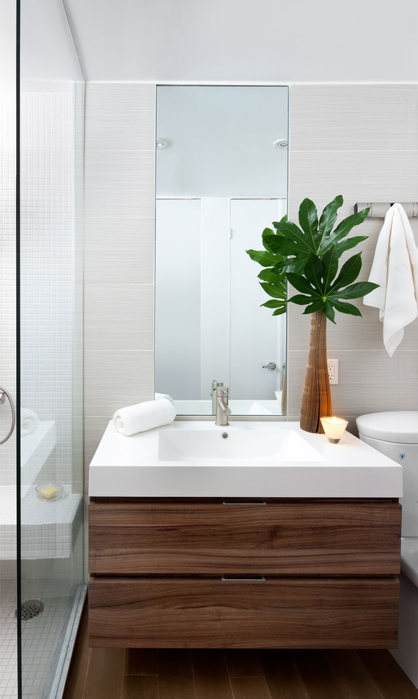 Modernes Badezimmer mit integriertem Waschbecken, hellbraunen Holzschränken, Laminat-Waschtisch, offener Dusche, Wandtoilette mit Spülkasten, beigen Fliesen, Porzellanfliesen und flächenbündigen Schrankfronten in Toronto
