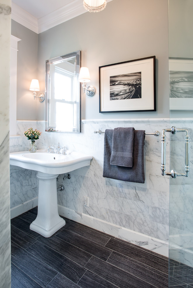 Esempio di una stanza da bagno classica di medie dimensioni con lavabo a colonna, piastrelle bianche, piastrelle in pietra, pareti grigie e pavimento in gres porcellanato